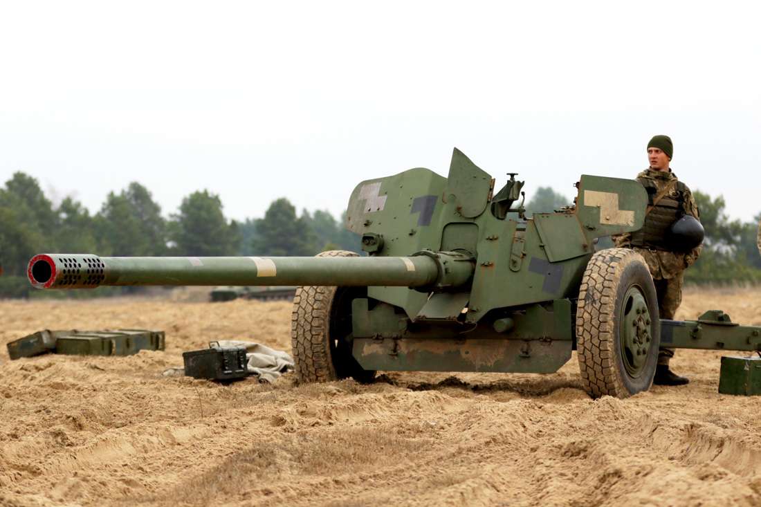 MT-12_100_mm_anti-tank_gun_in_Ukrainian_service.jpg